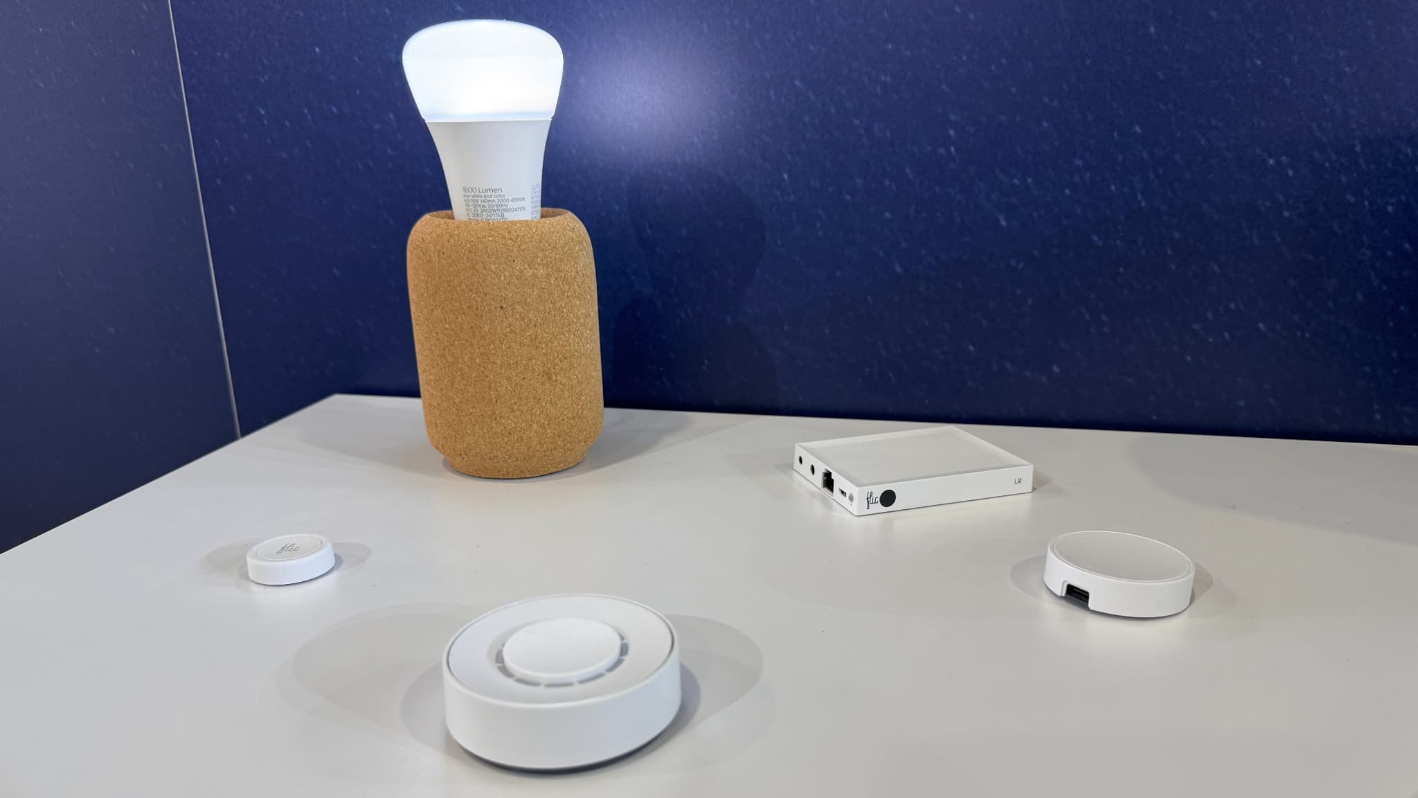 De gauche à droite: le bouton Flic, le variateur Flic Twist, le Flic Hub et le Flic mini De gauche à droite: le bouton Flic, le variateur Flic Twist, le Flic Hub et le Flic mini