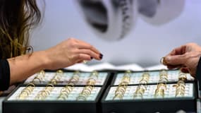 Des bagues en or exposées dans une bijouterie.