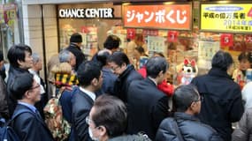 Des personnes font la queue pour acheter des billets de loterie pour tenter de remporter e premier prix du loto "Jumbo" du Nouvel an d'un montant d'un milliard de yens, le 25 novembre 2015