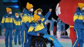 Les athlètes ukrainiens le poing levé pendant la cérémonie d'ouverture des Jeux paralympiques 2022