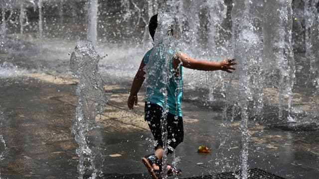 Un enfant joue dans une fontaine à Montpellier le 14 juin 2022 (photo d'illustration)