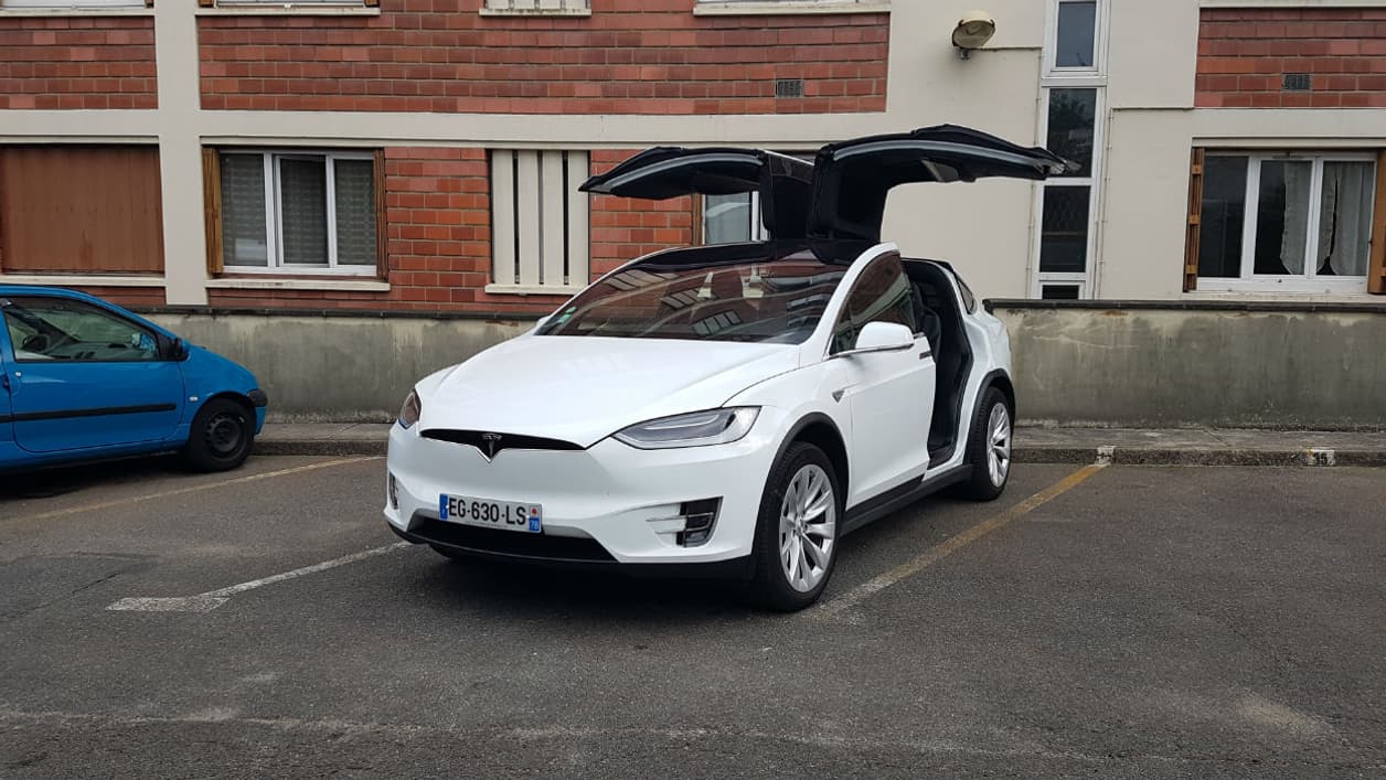 Le Tesla Model X se reconnait (entre autres) à ses portes Falcon, qui s'ouvrent comme 2 ailes d'oiseau. Le Tesla Model X se reconnait (entre autres) à ses portes Falcon, qui s'ouvrent comme 2 ailes d'oiseau.