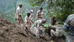 Une photo distribuée par l'armée indienne montre des soldats à la recherche de survivants après un glissement de terrain dans l'Uttarakhand, en Inde, le 2 juillet 2016