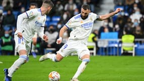 L'attaquant du Real Karim Benzema frappe au but contre Valence, le 8 janvier 2022 à Madrid 