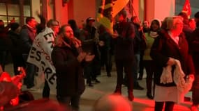 Des cheminots envahissent le siège de BlackRock France à Paris, le 7 janvier 2020.