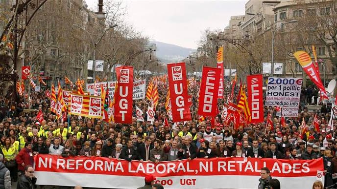 Manifestation dans le centre de Barcelone. Des centaines de milliers de personnes ont manifesté dimanche dans toute l'Espagne pour dénoncer les réformes du droit du travail et les coupes dans les dépenses publiques. /Photo prise le 19 février 2012/REUTERS