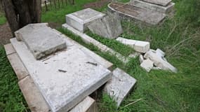Les tombes chrétiennes vandalisées dans le cimetière protestant du mont Sion, adjacent à la Vieille ville de Jérusalem le 4 janvier 2023.