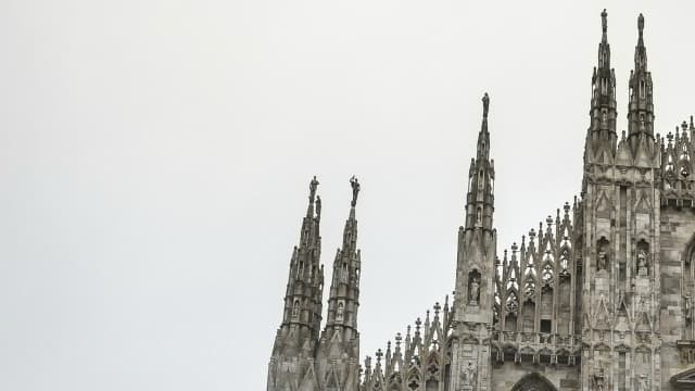 Des policiers italiens en faction devant le Duomo de Milan, en novembre 2015.