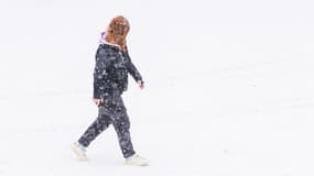 Un piéton marche pendant une chute de neige à Lille, dans le nord de la France, le 3 décembre 2023.