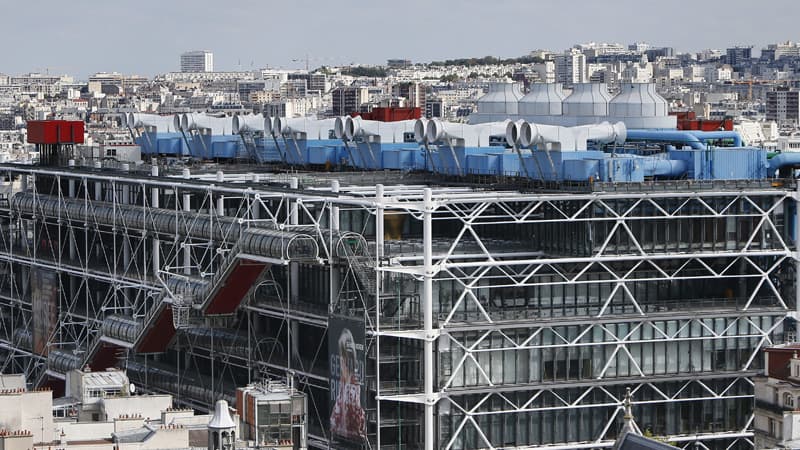L'homme a déplié une banderole sur laquelle on peut lire "Je veux parler".