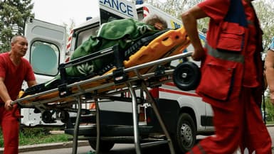 Des secouristes transportent une personne blessée par une attaque russe à Iarova, en Ukraine, le 9 septembre 2025