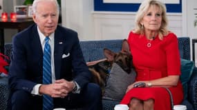Joe et Jill Biden avec leur chien Commander, à la Maison Blanche, le 25 décembre 2021