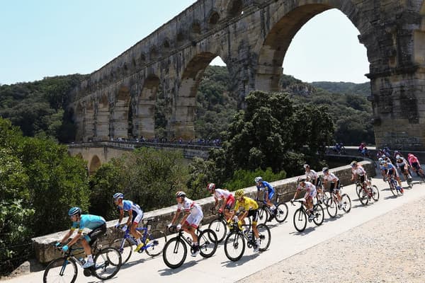 Les coureurs traversant le Pont du Gard lors de la 16ème étape du Tour de France 2019.
.