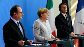 La chancelière allemande Angela Merkel (centre) pendant une conférence de presse à Berlin au côté du président français François Hollande et du Premier ministre italien Matteo Renzi, le 27 juin 2016