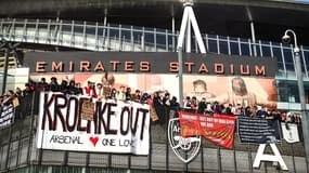 Des supporters d'Arsenal protestant contre la famille Kroenke la semaine passée
