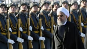 Le président iranien Hassan Rouhani passe en revue la garde d'honneur à son arrivée à l'aéroport de Moscou, le 27 mars 2017