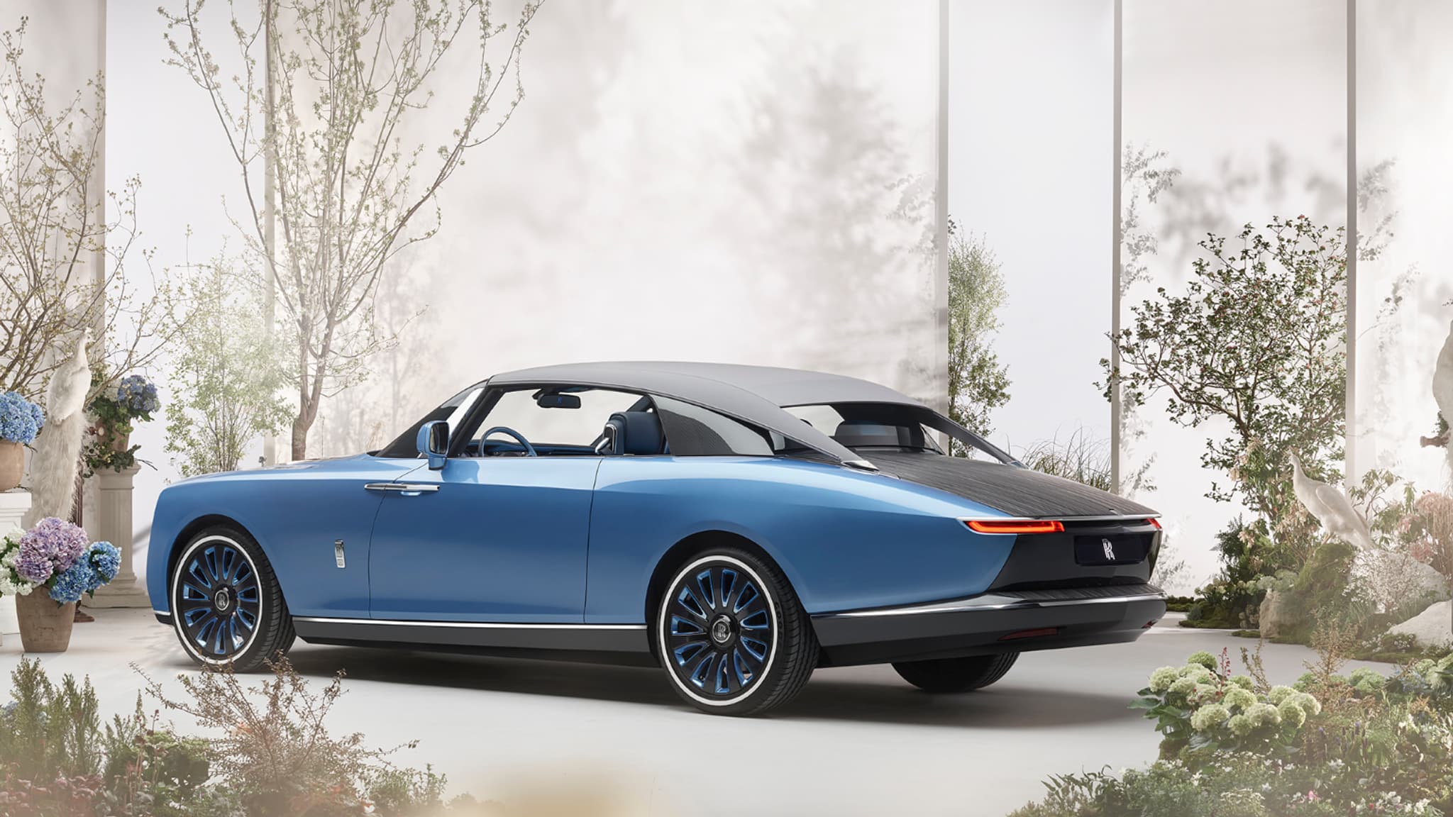 En plus de son parasol, la Rolls-Royce Boat Tail dispose aussi d'un toit découvrable. En plus de son parasol, la Rolls-Royce Boat Tail dispose aussi d'un toit découvrable.