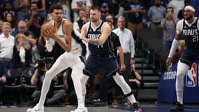 Victor Wembanyama serré de près par Luka Doncic lors de la défaite des Spurs à Dallas (120-109, NBA), le 24 octobre 2024