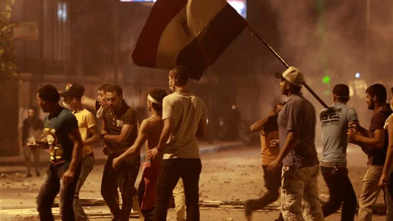 Affrontements entre manifestants et forces de l'ordre au Caire, près de l'ambassade des Etats-Unis, dans la nuit de vendredi à samedi. La police anti-émeutes a bouclé samedi le quartier de la mission diplomatique américaine dans la capitale égyptienne et