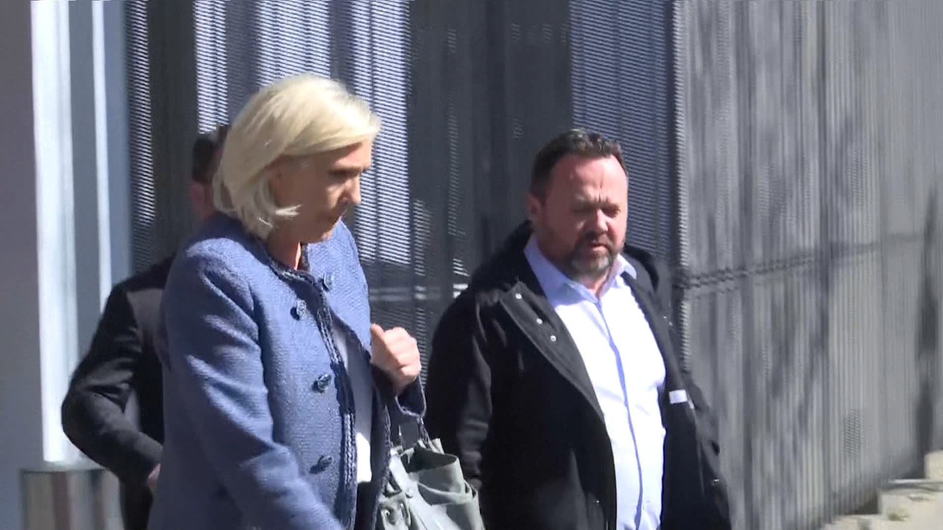 Marine Le Pen au palais de justice de Paris après le verdict de son procès pour soupçon de détournement de fonds publics européens, à Paris, le 31 mars 2025