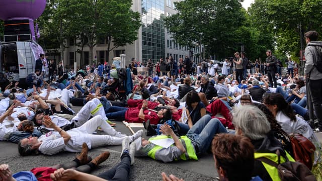 Des personnels d'urgences demandant ce 6 juin 2019 à Paris plus d'effectifs et une augmentation des salaires.