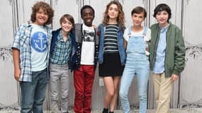 Le casting de Stranger Things, une des séries à la fois produites et diffusées par Netflix. 