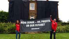 De militants de Greenpeace ont brandi une banderole interpellant Rishi Sunak: "Les profits du pétrole ou notre futur?"