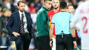 Les joueurs anglais échangent avec les arbitres