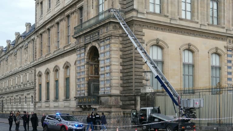 Des policiers près d'un monte-charge utilisé lors d'un cambriolage au musée du Louvre, le 19 octobre 2025 à Paris
