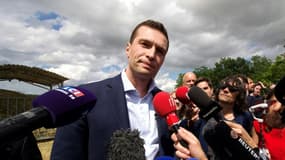 Jordan Bardella en visite dans une ferme près de Chuelles, le 14 juin 2024 dans le Loiret