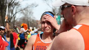 Des joggeurs sous le choc, quelques minutes après la double explosion à Boston.