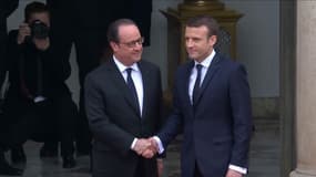 François Hollande serre la main d'Emmanuel Macron lors de la passation de pouvoir, le 14 mai 2017. 