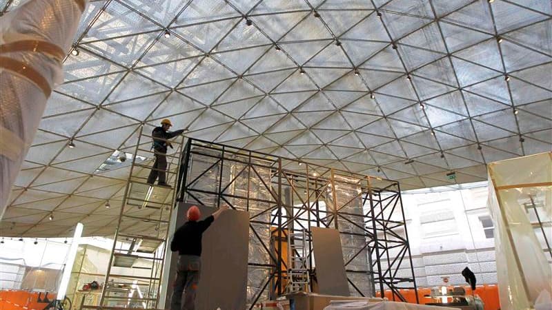 Construction de la nouvelle verrière de la cour Visconti du musée de Louvre, qui accueillera prochainement un département entièrement consacré aux arts de l'Islam. /Photo prise le 4 janvier 2012/REUTERS/Charles Platiau
