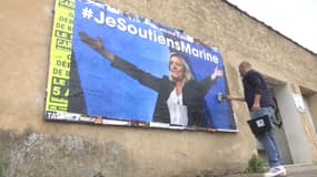 Des militants RN collent des affiches en soutien à Marine Le Pen