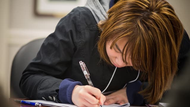 Au moment de rédiger son CV, les étudiants ne doivent pas passer sous silence les petits boulots qu'ils ont exercés pour payer leurs études.