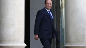 François Hollande se rend mardi à Dunkerque, un déplacement consacré à l'emploi et qui vise à démontrer, selon son entourage, que le gouvernement reste pleinement mobilisé sur le front du chômage durant la période estivale. /Photo prise le 15 juillet 2013