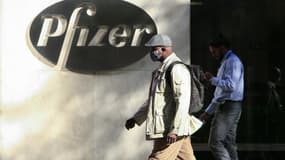 Un passant devant le siège de Pfizer à New York, le 9 novembre 2020