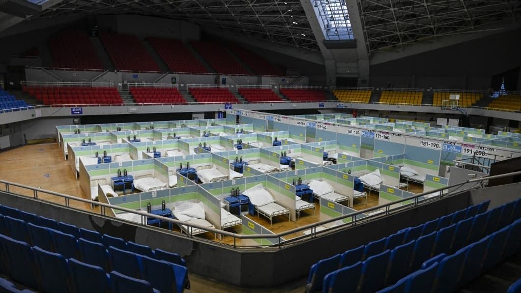 Des lits sont disposés dans un stade de Pékin, en Chine, le 20 décembre 2022.
