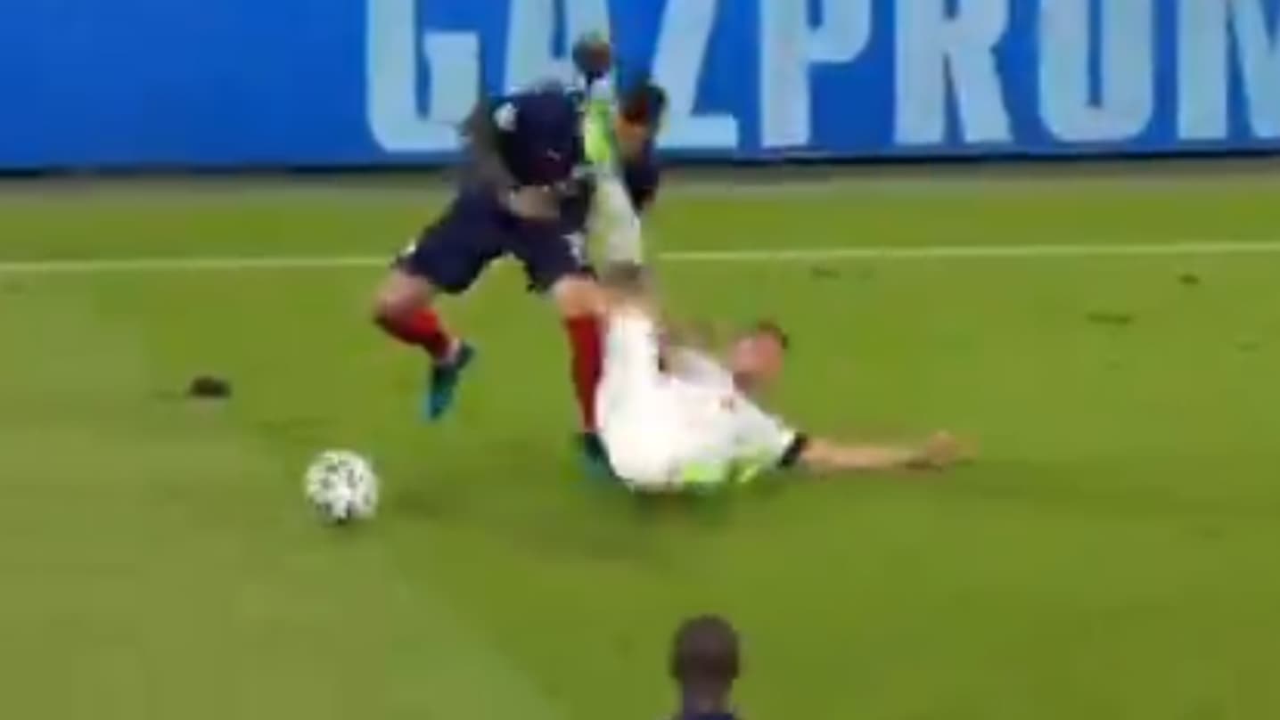 Le pied de Kimmich dans le visage de Hernandez Le pied de Kimmich dans le visage de Hernandez