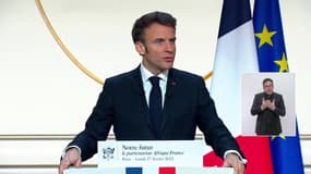 Le président de la République Emmanuel Macron prononce un discours sur l'Afrique au palais de l'Élysée, à Paris, le 27 février 2023.