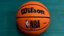 Un ballon de basket au logo de la NBA