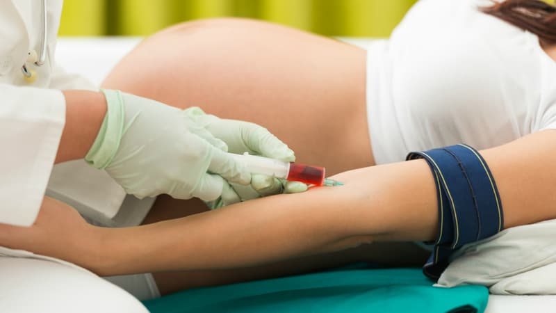 Le diagnostic prénatal de la trisomie 21 débute par un dépistage qui repose sur une prise de sang et une échographie au 1er trimestre.