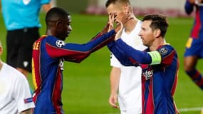 Ousmane Dembélé et Lionel Messi se congratulent