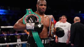 Daniel Dubois avec les ceintures WBC Silver et WBO International en décembre 2019