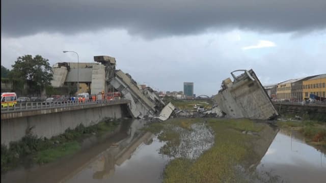 Le pont s'est effondré dans une rivière à l'ouest de Gênes.