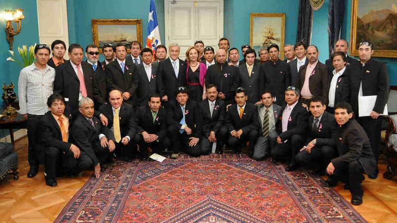 Une partie des "33" pose avec le président chilien de l'époque, Sebastian Piñera, en 2010.