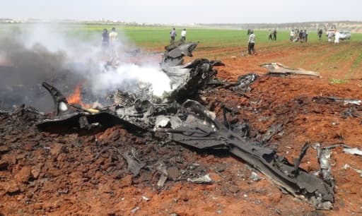 Débris d'un avion abattu, une attaque revendiquée par un groupe rebelle allié à Al-Qaïda au dessus de la localité d'al-Eis le 5 avril 2016, dans le nord de la Syrie, une opération auparavant attribué aux jihadistes du Front al-Nosra