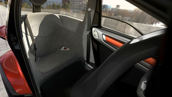 Le siège arrière du véhicule est intégré dans la structure du véhicule, pour offrir plus de place au passager arrière. 