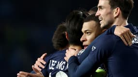 Kylian Mbappé félicité par ses coéquipiers du PSG après son deuxième but sur la pelouse de la Real Sociedad