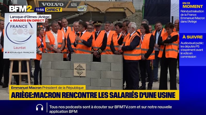 "On a la possibilité de retrouver un avenir du textile dans notre pays", assure Emmanuel Macron sur le site de la future usine "Occitanie Géotex"